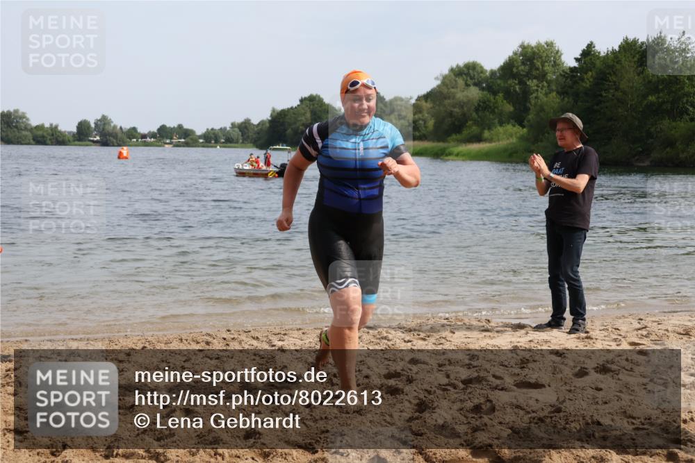 15.06.2025 - 27. Vierlanden-Triathlon Lena Gebhardt http://msf.ph/oto/8022613 15.06.2025 10:21:58 Schwimmen 538 meine-sportfotos.de