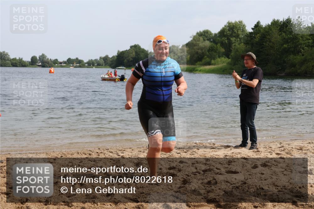15.06.2025 - 27. Vierlanden-Triathlon Lena Gebhardt http://msf.ph/oto/8022618 15.06.2025 10:21:58 Schwimmen 538 meine-sportfotos.de