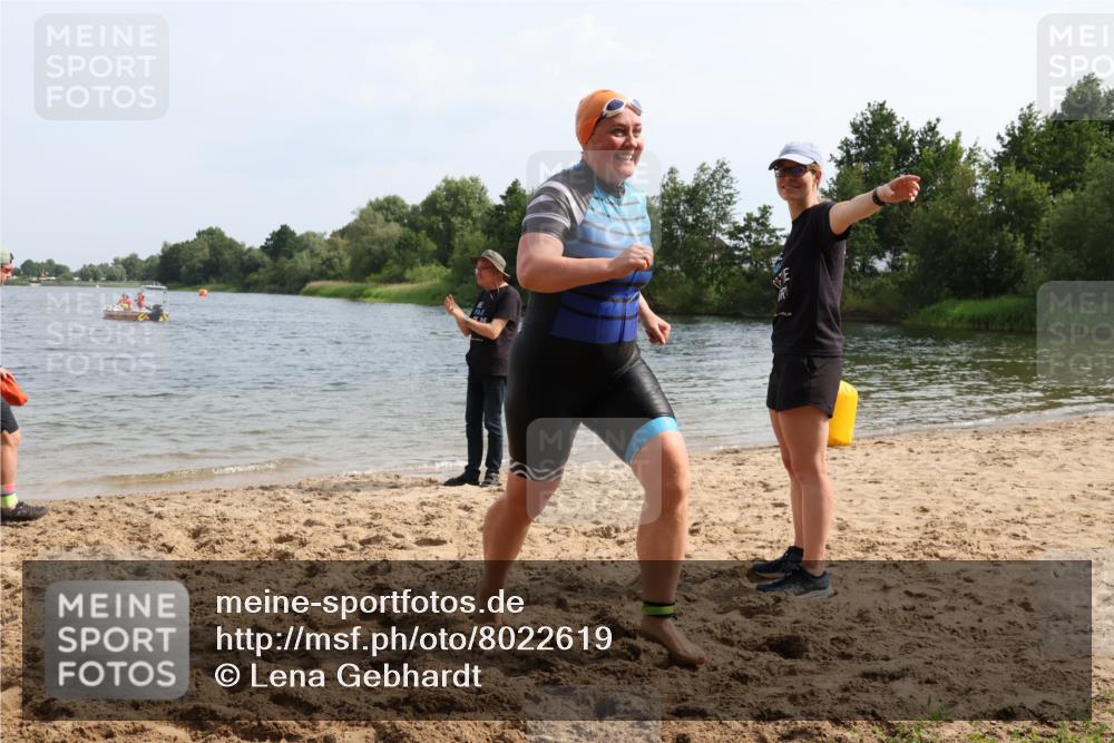 15.06.2025 - 27. Vierlanden-Triathlon Lena Gebhardt http://msf.ph/oto/8022619 15.06.2025 10:21:59 Schwimmen 538 meine-sportfotos.de