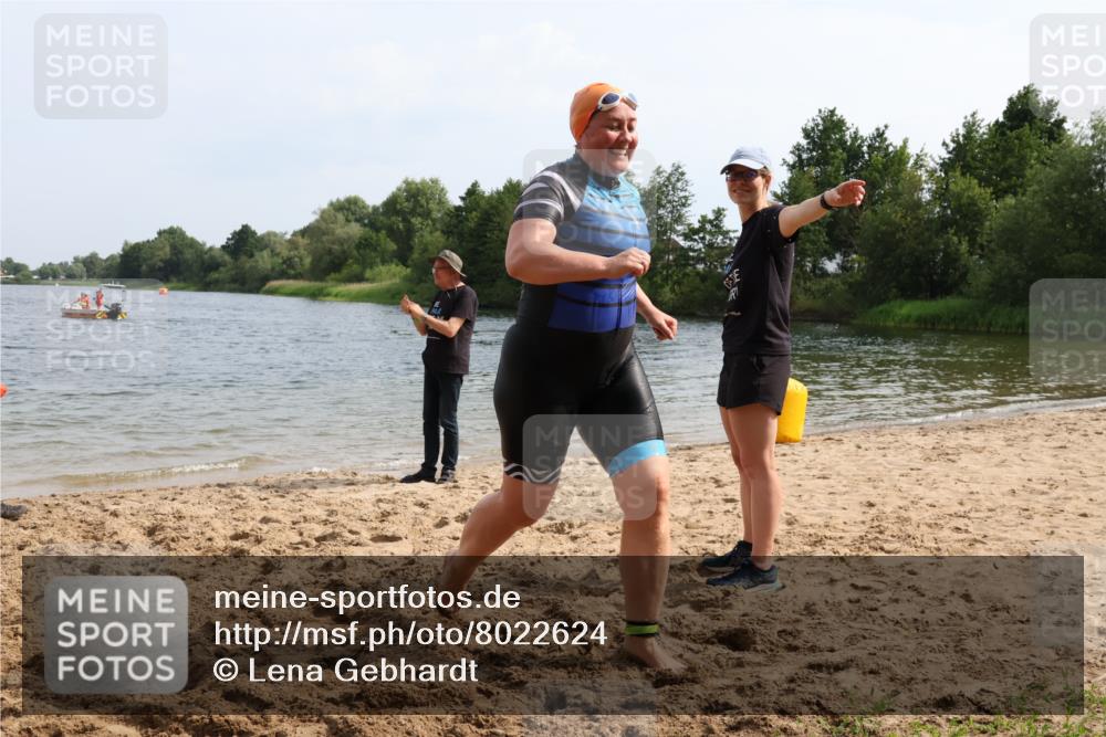 15.06.2025 - 27. Vierlanden-Triathlon Lena Gebhardt http://msf.ph/oto/8022624 15.06.2025 10:21:59 Schwimmen 538 meine-sportfotos.de