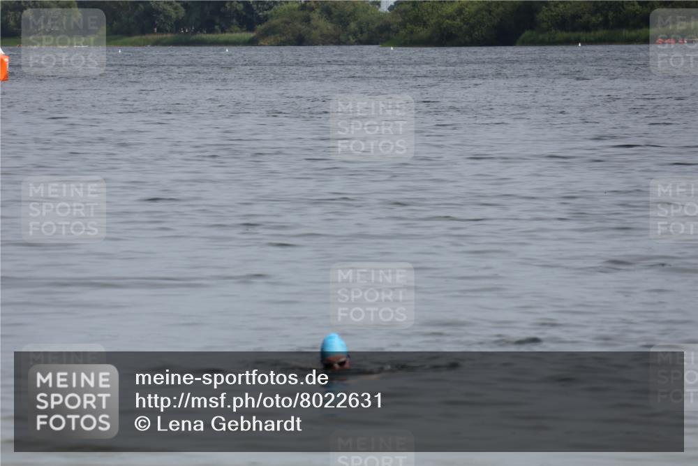 15.06.2025 - 27. Vierlanden-Triathlon Lena Gebhardt http://msf.ph/oto/8022631 15.06.2025 10:22:46 Schwimmen  meine-sportfotos.de