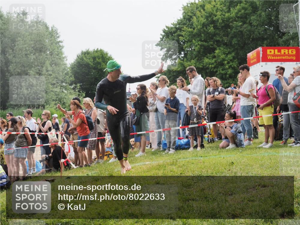 15.06.2025 - 27. Vierlanden-Triathlon KatJ http://msf.ph/oto/8022633 15.06.2025 10:55:23 Schwimmen 661, 725, 740 meine-sportfotos.de