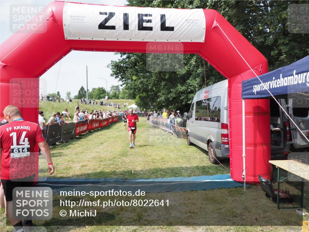 21.06.2025 - 27. Vierlanden-Triathlon MichiJ http://msf.ph/oto/8022641 15.06.2026 11:38:22 Ziel 417, 479 meine-sportfotos.de