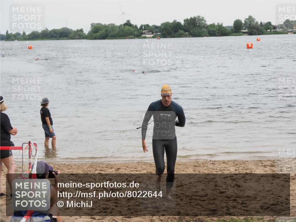 21.06.2025 - 27. Vierlanden-Triathlon MichiJ http://msf.ph/oto/8022644 15.06.2026 10:53:08 Schwimmen 638 meine-sportfotos.de