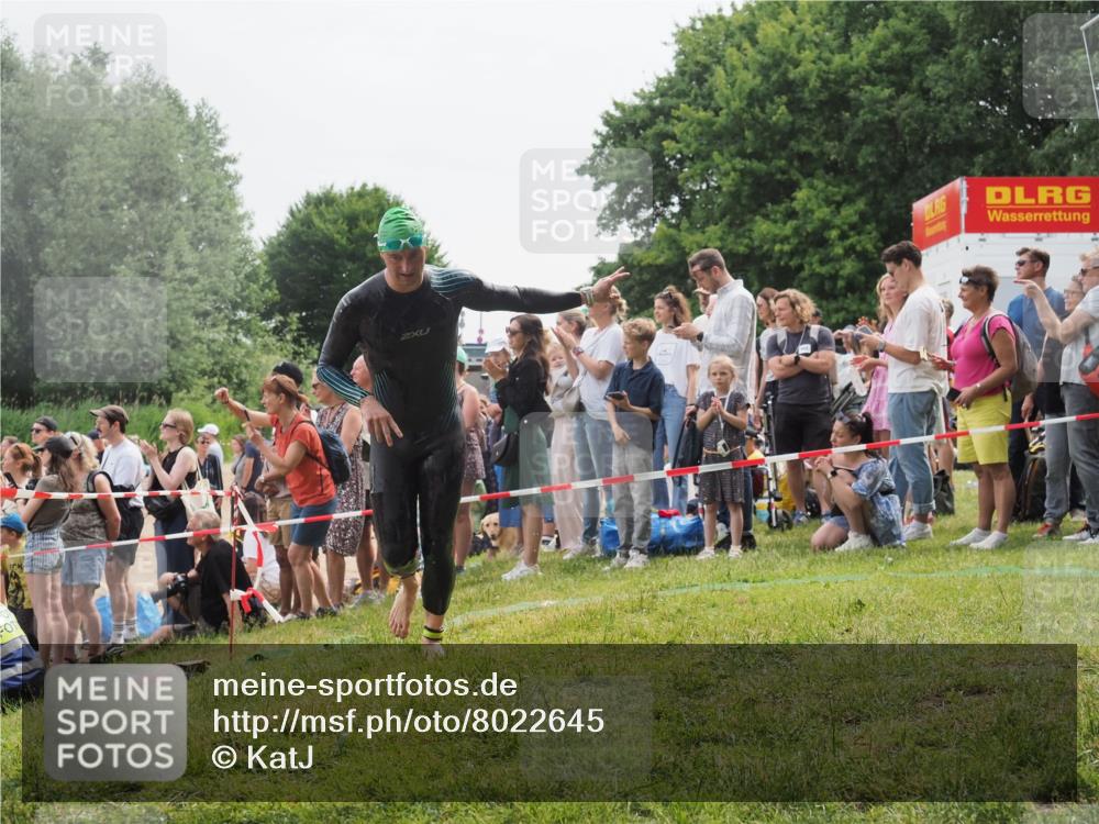 15.06.2025 - 27. Vierlanden-Triathlon KatJ http://msf.ph/oto/8022645 15.06.2025 10:55:23 Schwimmen 661, 725, 740 meine-sportfotos.de