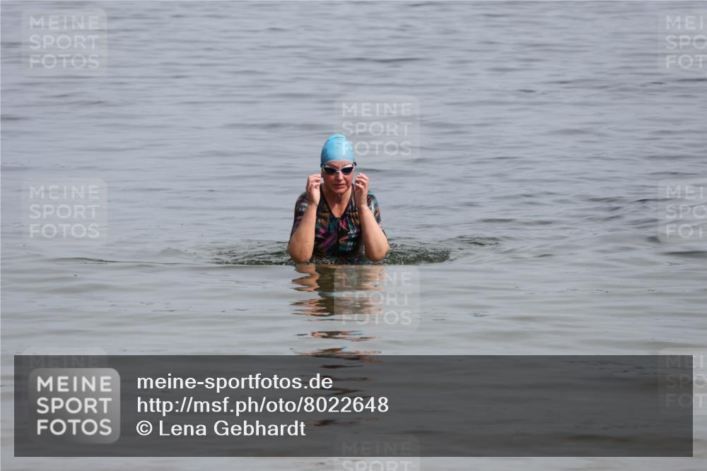 15.06.2025 - 27. Vierlanden-Triathlon Lena Gebhardt http://msf.ph/oto/8022648 15.06.2025 10:22:56 Schwimmen  meine-sportfotos.de