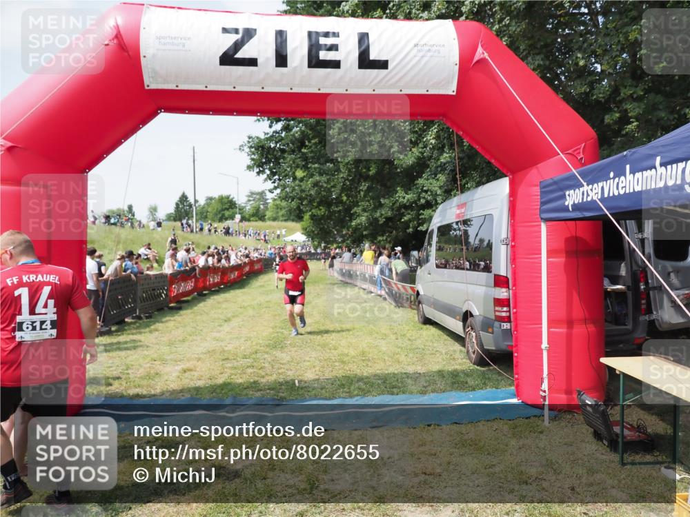 21.06.2025 - 27. Vierlanden-Triathlon MichiJ http://msf.ph/oto/8022655 15.06.2026 11:38:22 Ziel 417, 479 meine-sportfotos.de