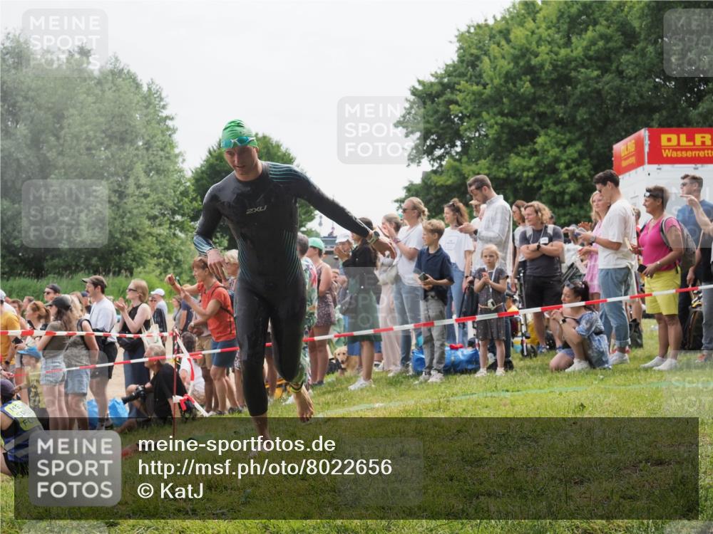 15.06.2025 - 27. Vierlanden-Triathlon KatJ http://msf.ph/oto/8022656 15.06.2025 10:55:23 Schwimmen 661, 725, 740 meine-sportfotos.de