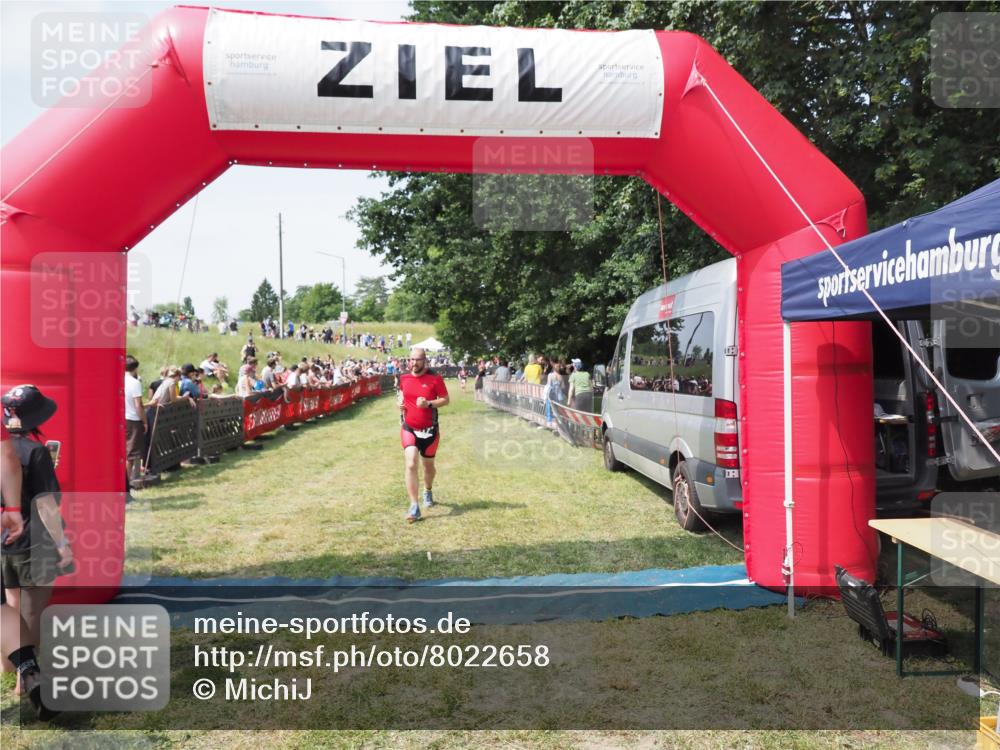 21.06.2025 - 27. Vierlanden-Triathlon MichiJ http://msf.ph/oto/8022658 15.06.2026 11:38:22 Ziel 417, 479 meine-sportfotos.de