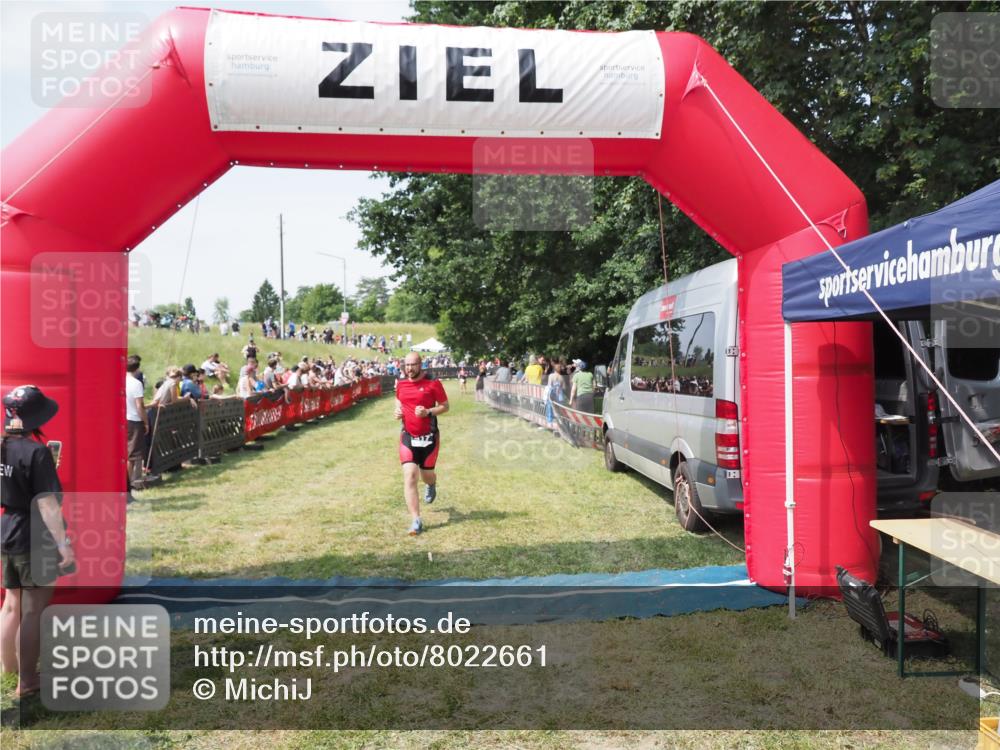 21.06.2025 - 27. Vierlanden-Triathlon MichiJ http://msf.ph/oto/8022661 15.06.2026 11:38:23 Ziel 417, 479 meine-sportfotos.de