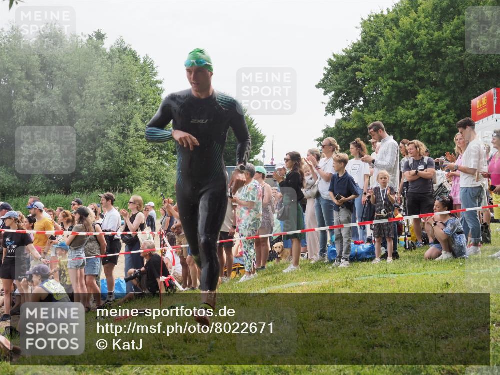 15.06.2025 - 27. Vierlanden-Triathlon KatJ http://msf.ph/oto/8022671 15.06.2025 10:55:23 Schwimmen 661, 725, 740 meine-sportfotos.de
