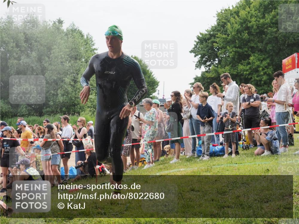 15.06.2025 - 27. Vierlanden-Triathlon KatJ http://msf.ph/oto/8022680 15.06.2025 10:55:23 Schwimmen 661, 725, 740 meine-sportfotos.de