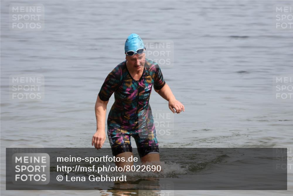15.06.2025 - 27. Vierlanden-Triathlon Lena Gebhardt http://msf.ph/oto/8022690 15.06.2025 10:23:05 Schwimmen  meine-sportfotos.de