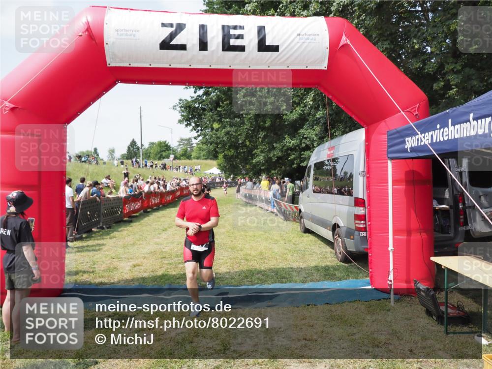 21.06.2025 - 27. Vierlanden-Triathlon MichiJ http://msf.ph/oto/8022691 15.06.2026 11:38:23 Ziel 417, 479 meine-sportfotos.de
