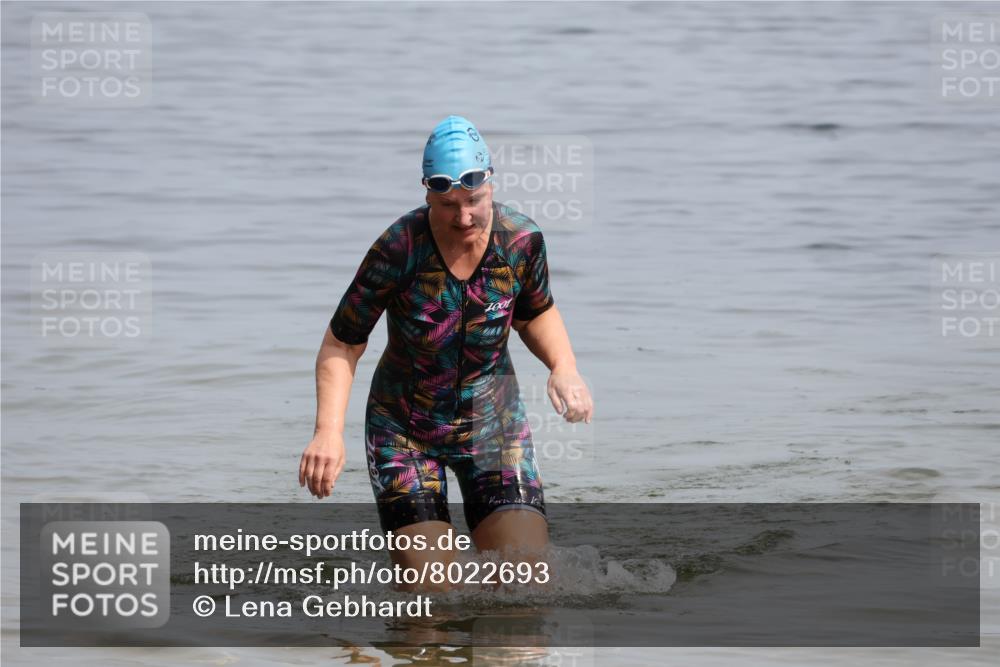 15.06.2025 - 27. Vierlanden-Triathlon Lena Gebhardt http://msf.ph/oto/8022693 15.06.2025 10:23:05 Schwimmen  meine-sportfotos.de