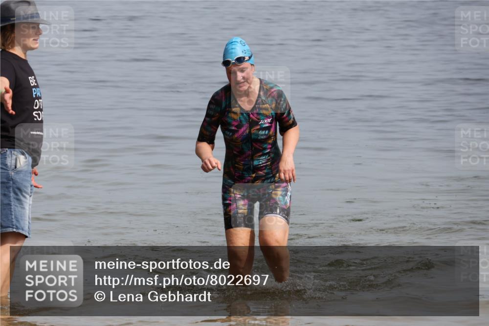 15.06.2025 - 27. Vierlanden-Triathlon Lena Gebhardt http://msf.ph/oto/8022697 15.06.2025 10:23:07 Schwimmen 531 meine-sportfotos.de