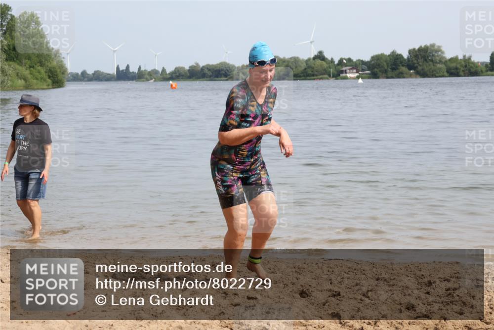 15.06.2025 - 27. Vierlanden-Triathlon Lena Gebhardt http://msf.ph/oto/8022729 15.06.2025 10:23:12 Schwimmen 531 meine-sportfotos.de