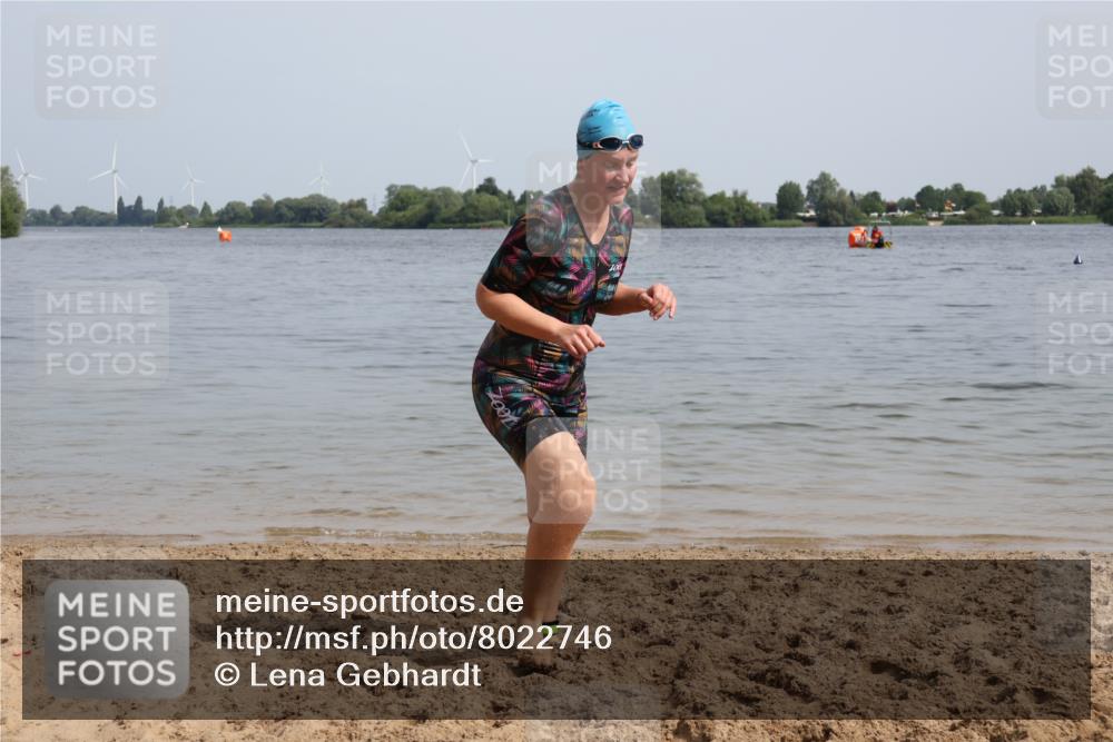 15.06.2025 - 27. Vierlanden-Triathlon Lena Gebhardt http://msf.ph/oto/8022746 15.06.2025 10:23:13 Schwimmen 531 meine-sportfotos.de