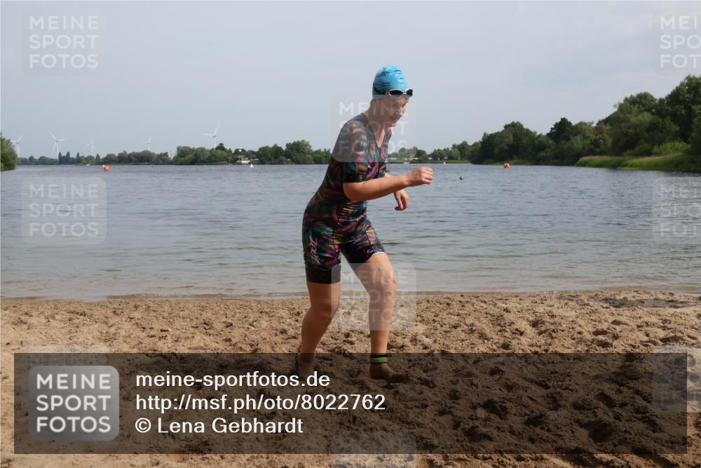15.06.2025 - 27. Vierlanden-Triathlon Lena Gebhardt http://msf.ph/oto/8022762 15.06.2025 10:23:14 Schwimmen 531 meine-sportfotos.de