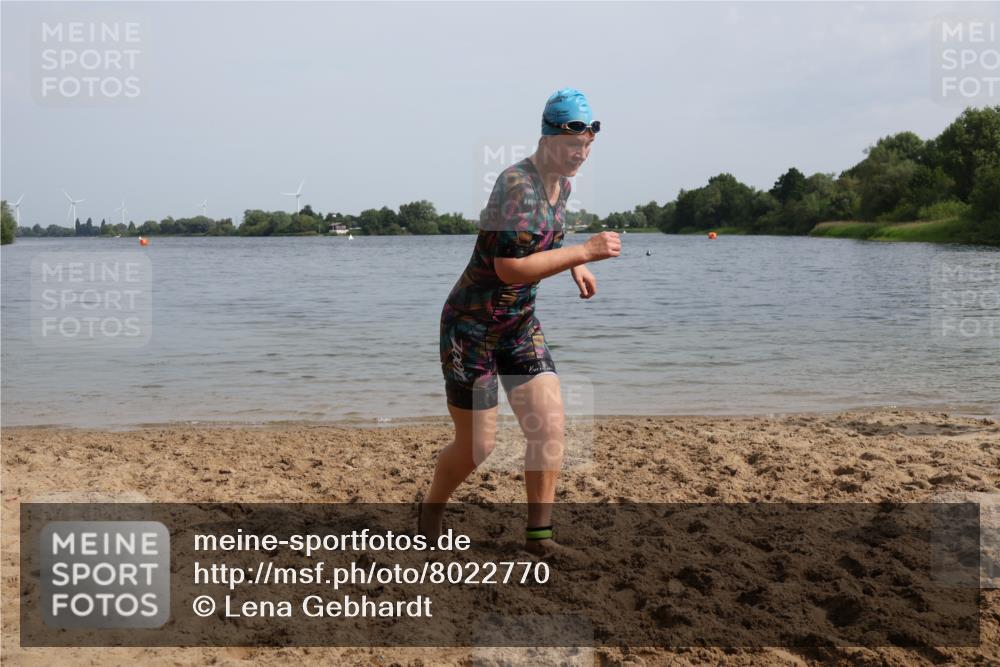 15.06.2025 - 27. Vierlanden-Triathlon Lena Gebhardt http://msf.ph/oto/8022770 15.06.2025 10:23:14 Schwimmen 531 meine-sportfotos.de