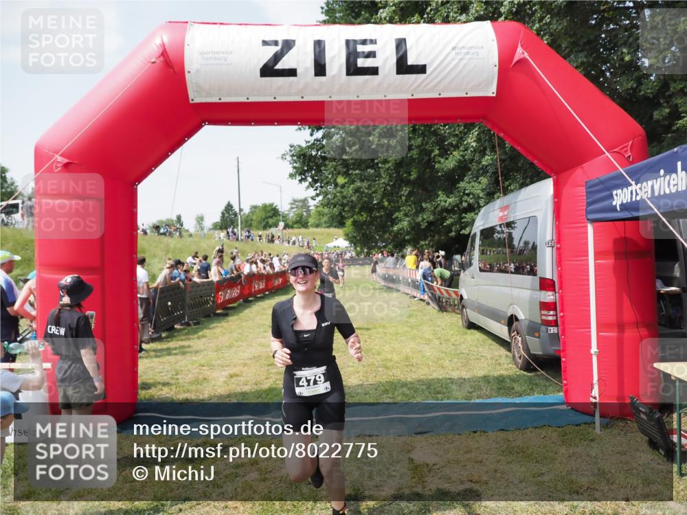 21.06.2025 - 27. Vierlanden-Triathlon MichiJ http://msf.ph/oto/8022775 15.06.2026 11:38:27 Ziel 417, 479, 499 meine-sportfotos.de