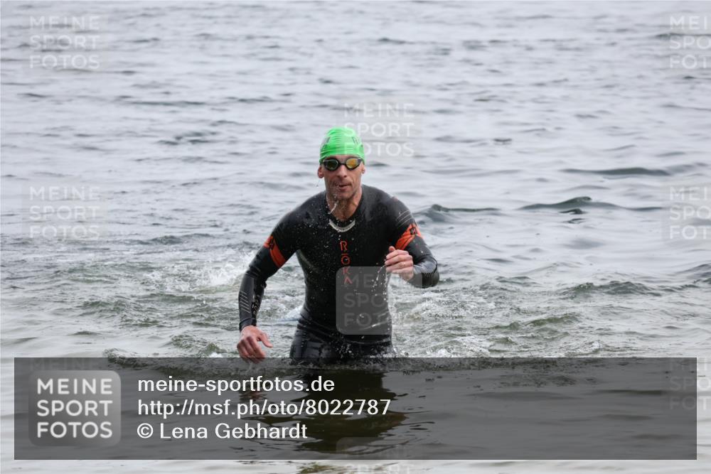 15.06.2025 - 27. Vierlanden-Triathlon Lena Gebhardt http://msf.ph/oto/8022787 15.06.2025 10:50:31 Schwimmen 753, 767 meine-sportfotos.de
