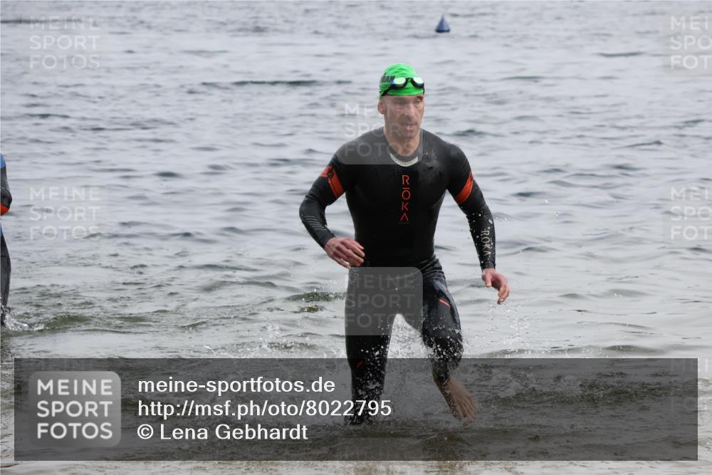 15.06.2025 - 27. Vierlanden-Triathlon Lena Gebhardt http://msf.ph/oto/8022795 15.06.2025 10:50:34 Schwimmen 753, 767 meine-sportfotos.de