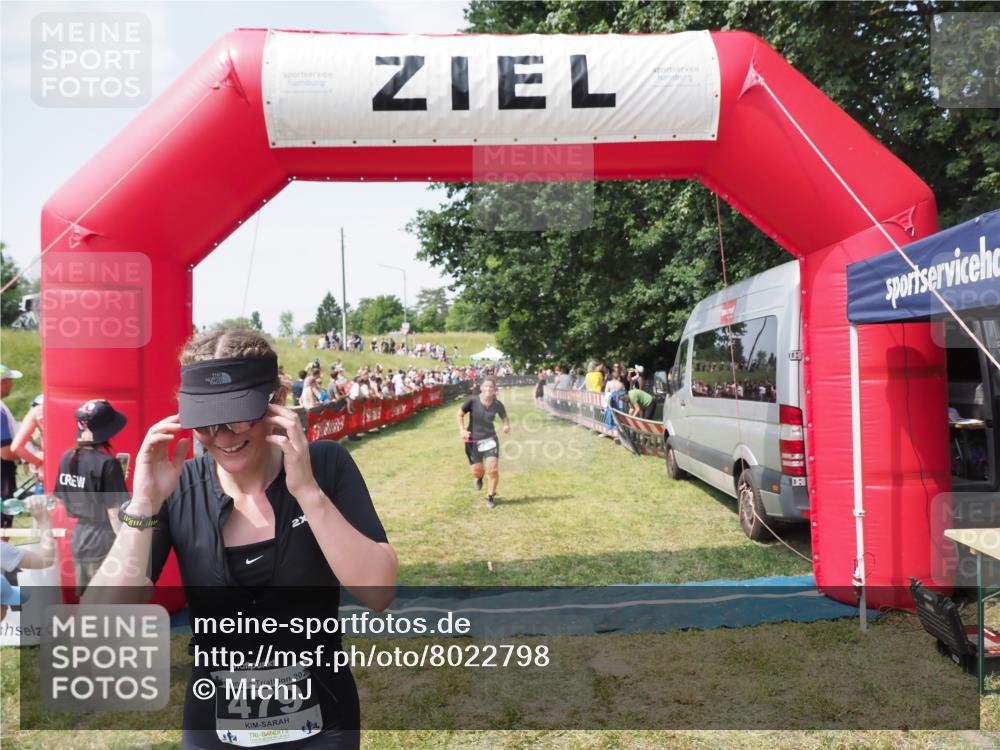 21.06.2025 - 27. Vierlanden-Triathlon MichiJ http://msf.ph/oto/8022798 15.06.2026 11:38:27 Ziel 417, 479, 499 meine-sportfotos.de