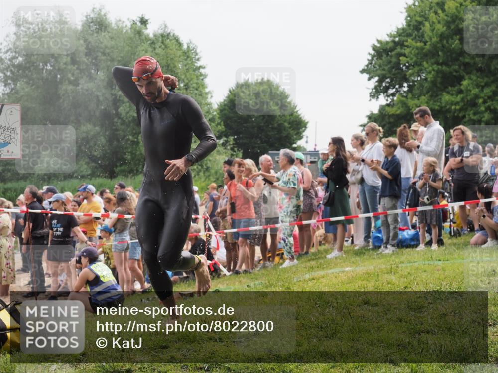 15.06.2025 - 27. Vierlanden-Triathlon KatJ http://msf.ph/oto/8022800 15.06.2025 10:55:30 Schwimmen 639, 656, 661, 740 meine-sportfotos.de