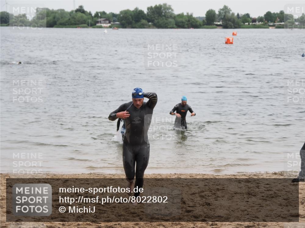 21.06.2025 - 27. Vierlanden-Triathlon MichiJ http://msf.ph/oto/8022802 15.06.2026 10:53:49 Schwimmen 650, 726 meine-sportfotos.de