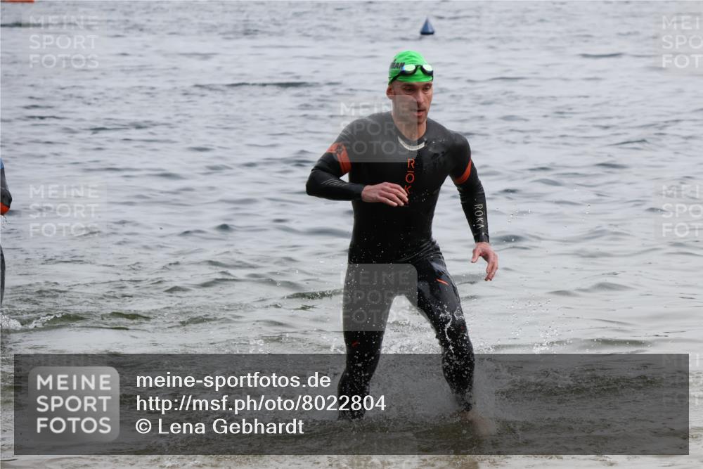 15.06.2025 - 27. Vierlanden-Triathlon Lena Gebhardt http://msf.ph/oto/8022804 15.06.2025 10:50:35 Schwimmen 753, 767 meine-sportfotos.de