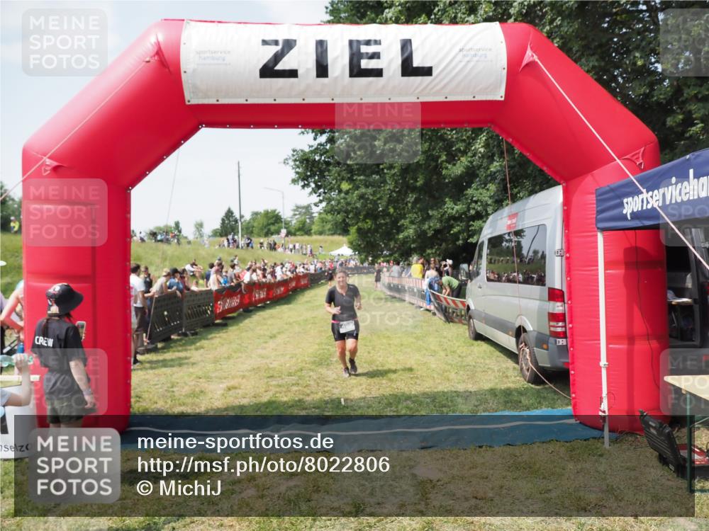 21.06.2025 - 27. Vierlanden-Triathlon MichiJ http://msf.ph/oto/8022806 15.06.2026 11:38:28 Ziel 417, 479, 499 meine-sportfotos.de