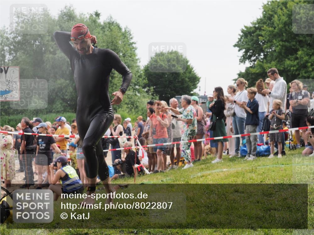 15.06.2025 - 27. Vierlanden-Triathlon KatJ http://msf.ph/oto/8022807 15.06.2025 10:55:30 Schwimmen 639, 656, 661, 740 meine-sportfotos.de