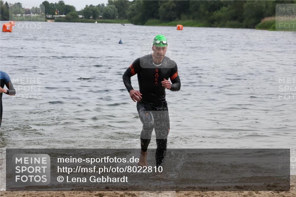 15.06.2025 - 27. Vierlanden-Triathlon Lena Gebhardt http://msf.ph/oto/8022810 15.06.2025 10:50:35 Schwimmen 753, 767 meine-sportfotos.de
