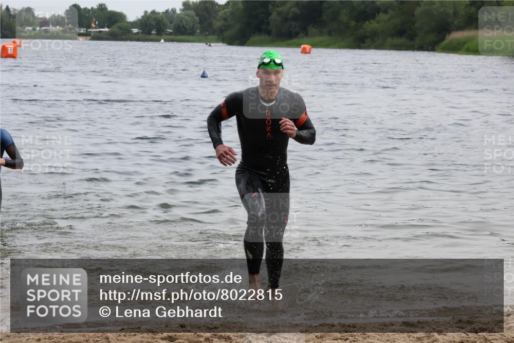 15.06.2025 - 27. Vierlanden-Triathlon Lena Gebhardt http://msf.ph/oto/8022815 15.06.2025 10:50:36 Schwimmen 753, 767 meine-sportfotos.de