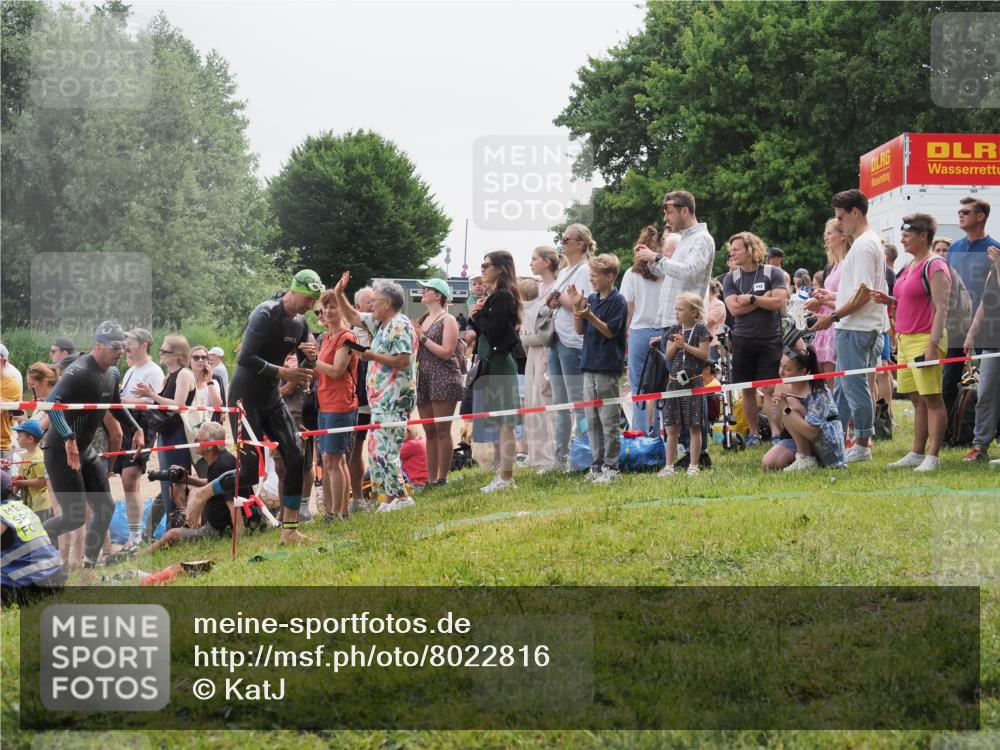 15.06.2025 - 27. Vierlanden-Triathlon KatJ http://msf.ph/oto/8022816 15.06.2025 10:55:33 Schwimmen 639, 656, 736, 740 meine-sportfotos.de