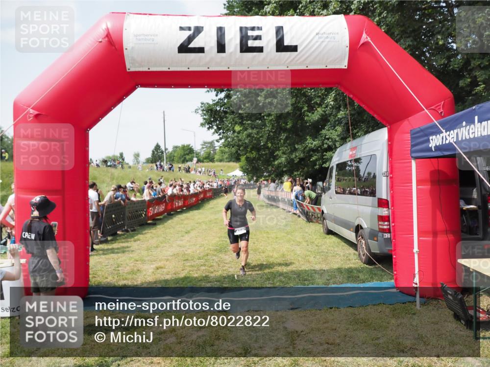 21.06.2025 - 27. Vierlanden-Triathlon MichiJ http://msf.ph/oto/8022822 15.06.2026 11:38:28 Ziel 417, 479, 499 meine-sportfotos.de