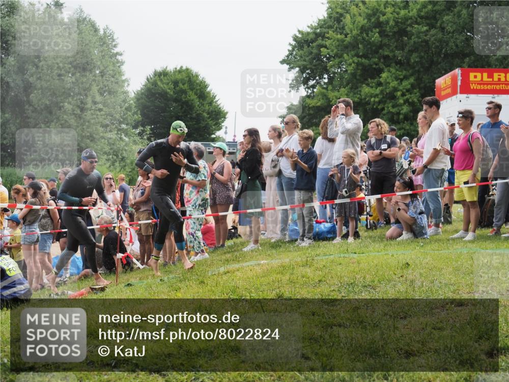 15.06.2025 - 27. Vierlanden-Triathlon KatJ http://msf.ph/oto/8022824 15.06.2025 10:55:34 Schwimmen 639, 656, 736, 740 meine-sportfotos.de