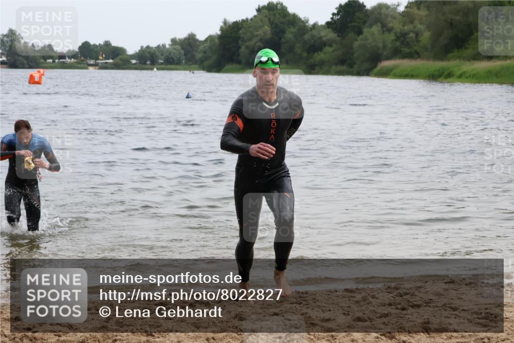 15.06.2025 - 27. Vierlanden-Triathlon Lena Gebhardt http://msf.ph/oto/8022827 15.06.2025 10:50:36 Schwimmen 753, 767 meine-sportfotos.de