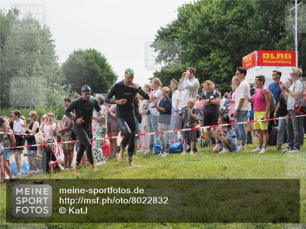 15.06.2025 - 27. Vierlanden-Triathlon KatJ http://msf.ph/oto/8022832 15.06.2025 10:55:34 Schwimmen 639, 656, 736, 740 meine-sportfotos.de