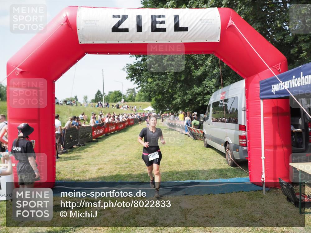 21.06.2025 - 27. Vierlanden-Triathlon MichiJ http://msf.ph/oto/8022833 15.06.2026 11:38:28 Ziel 417, 479, 499 meine-sportfotos.de