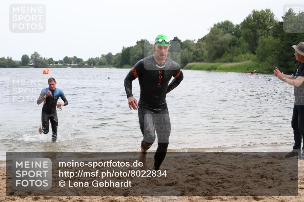 15.06.2025 - 27. Vierlanden-Triathlon Lena Gebhardt http://msf.ph/oto/8022834 15.06.2025 10:50:37 Schwimmen 753, 767 meine-sportfotos.de