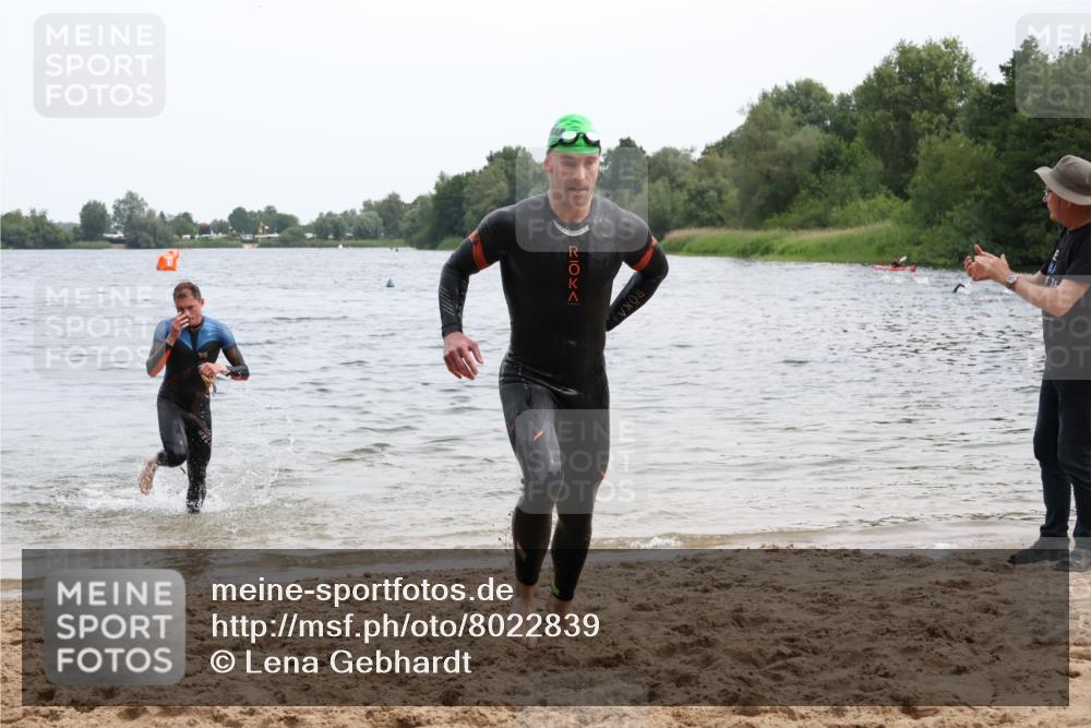 15.06.2025 - 27. Vierlanden-Triathlon Lena Gebhardt http://msf.ph/oto/8022839 15.06.2025 10:50:37 Schwimmen 753, 767 meine-sportfotos.de