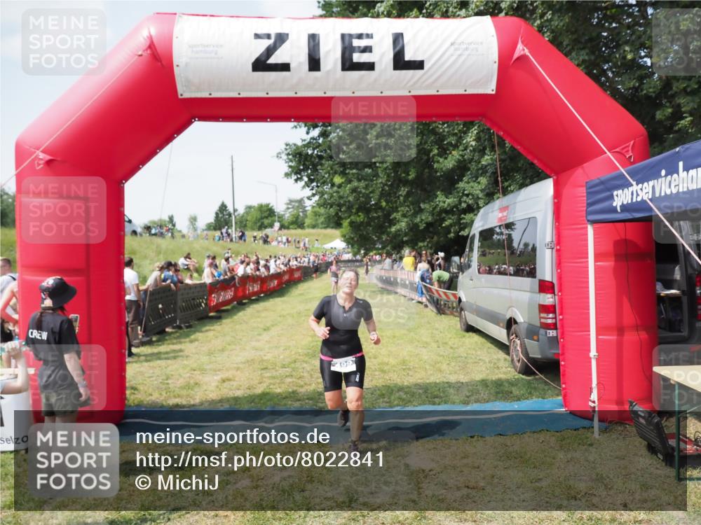 21.06.2025 - 27. Vierlanden-Triathlon MichiJ http://msf.ph/oto/8022841 15.06.2026 11:38:28 Ziel 417, 479, 499 meine-sportfotos.de