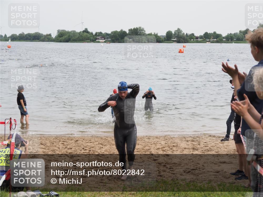 21.06.2025 - 27. Vierlanden-Triathlon MichiJ http://msf.ph/oto/8022842 15.06.2026 10:53:50 Schwimmen 650, 726 meine-sportfotos.de