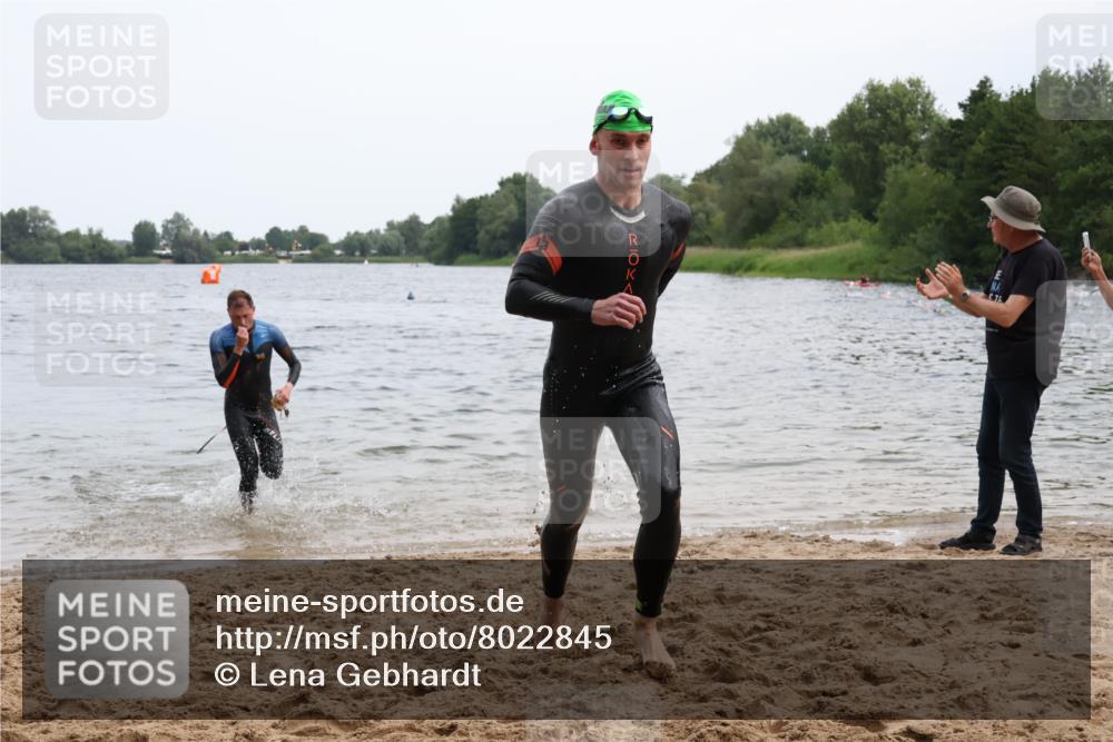 15.06.2025 - 27. Vierlanden-Triathlon Lena Gebhardt http://msf.ph/oto/8022845 15.06.2025 10:50:38 Schwimmen 753, 767 meine-sportfotos.de