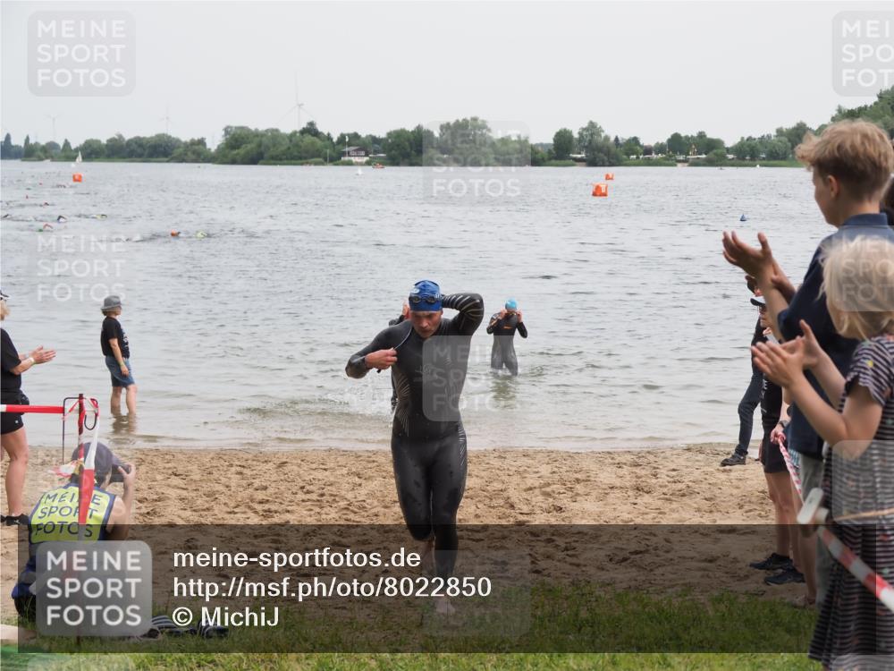 21.06.2025 - 27. Vierlanden-Triathlon MichiJ http://msf.ph/oto/8022850 15.06.2026 10:53:50 Schwimmen 650, 726 meine-sportfotos.de