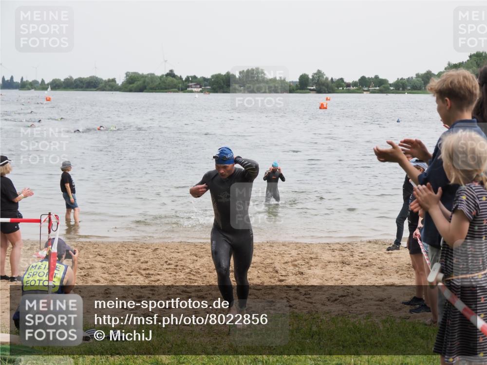 21.06.2025 - 27. Vierlanden-Triathlon MichiJ http://msf.ph/oto/8022856 15.06.2026 10:53:50 Schwimmen 650, 726 meine-sportfotos.de