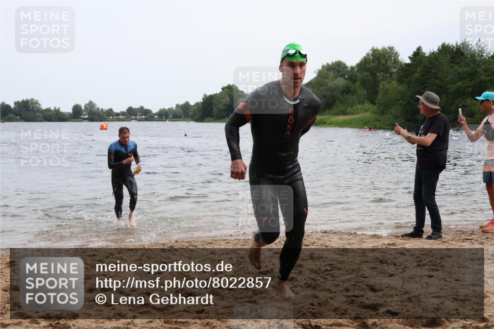 15.06.2025 - 27. Vierlanden-Triathlon Lena Gebhardt http://msf.ph/oto/8022857 15.06.2025 10:50:38 Schwimmen 753, 767 meine-sportfotos.de