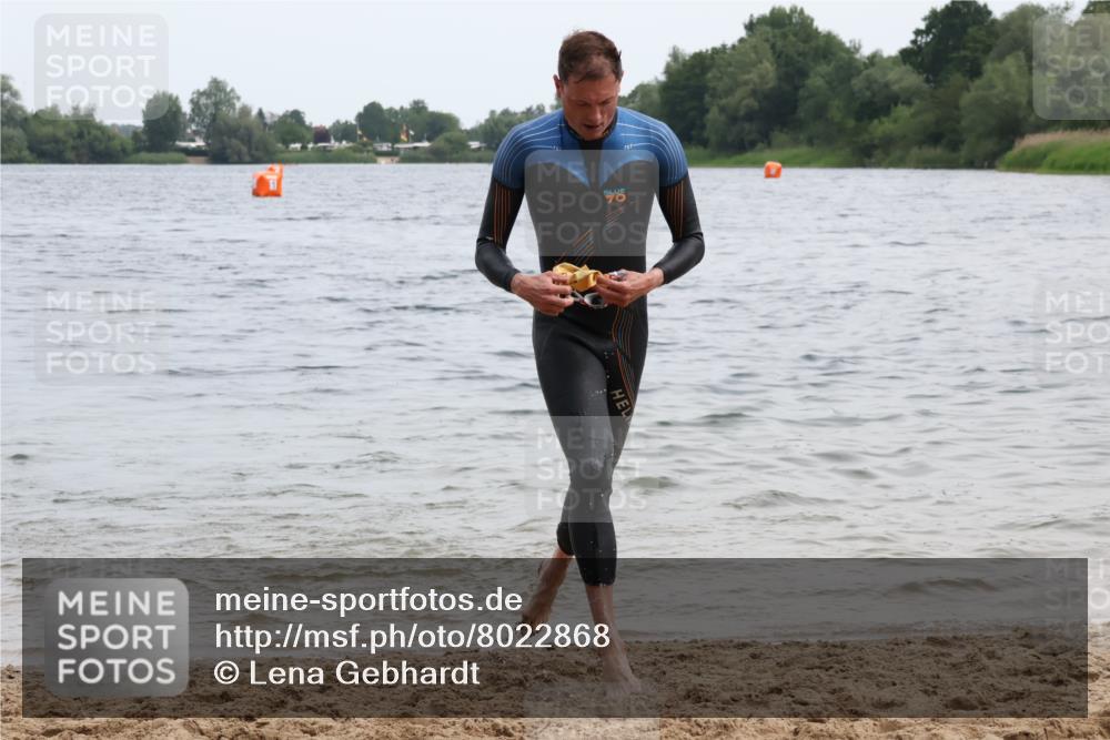 15.06.2025 - 27. Vierlanden-Triathlon Lena Gebhardt http://msf.ph/oto/8022868 15.06.2025 10:50:39 Schwimmen 753, 767 meine-sportfotos.de